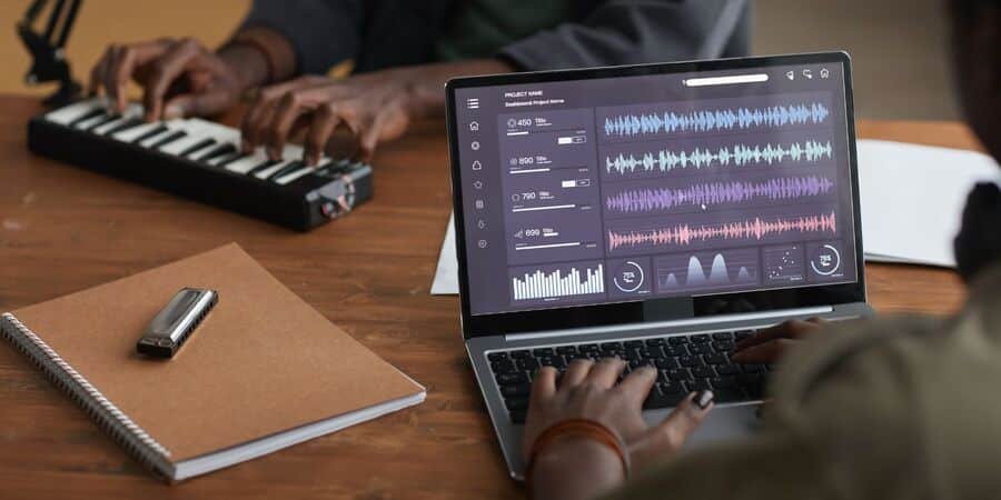 Descript hace que editar audio sea tan fácil como editar texto. Puede: Grabar y limpiar voces en off. Crear vídeos sin rostro. Corregir errores sin volver a grabar.