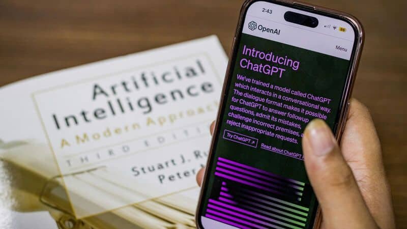 Bad prompts get vague answers from artificial intelligence. Good prompts give a goal, an audience, a tone, and a limit. Providing detailed context helps its advanced algorithms respond with precise, useful results.